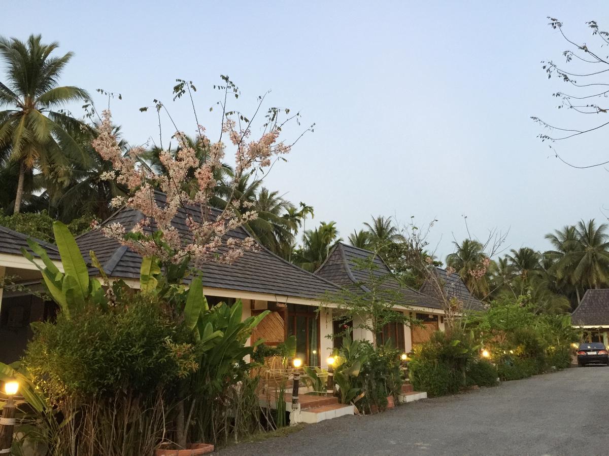 Ruean Thai Nai Bang By Pansak Resort Сураттхани Экстерьер фото